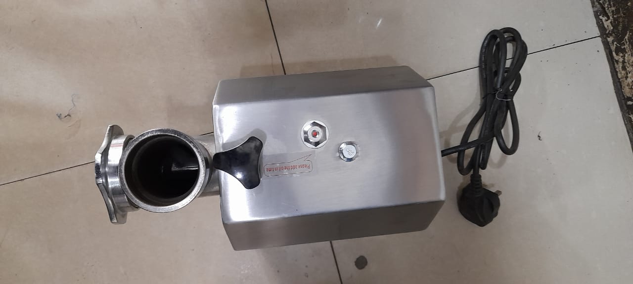 Metal Meat mincer Size 8 - Image 2